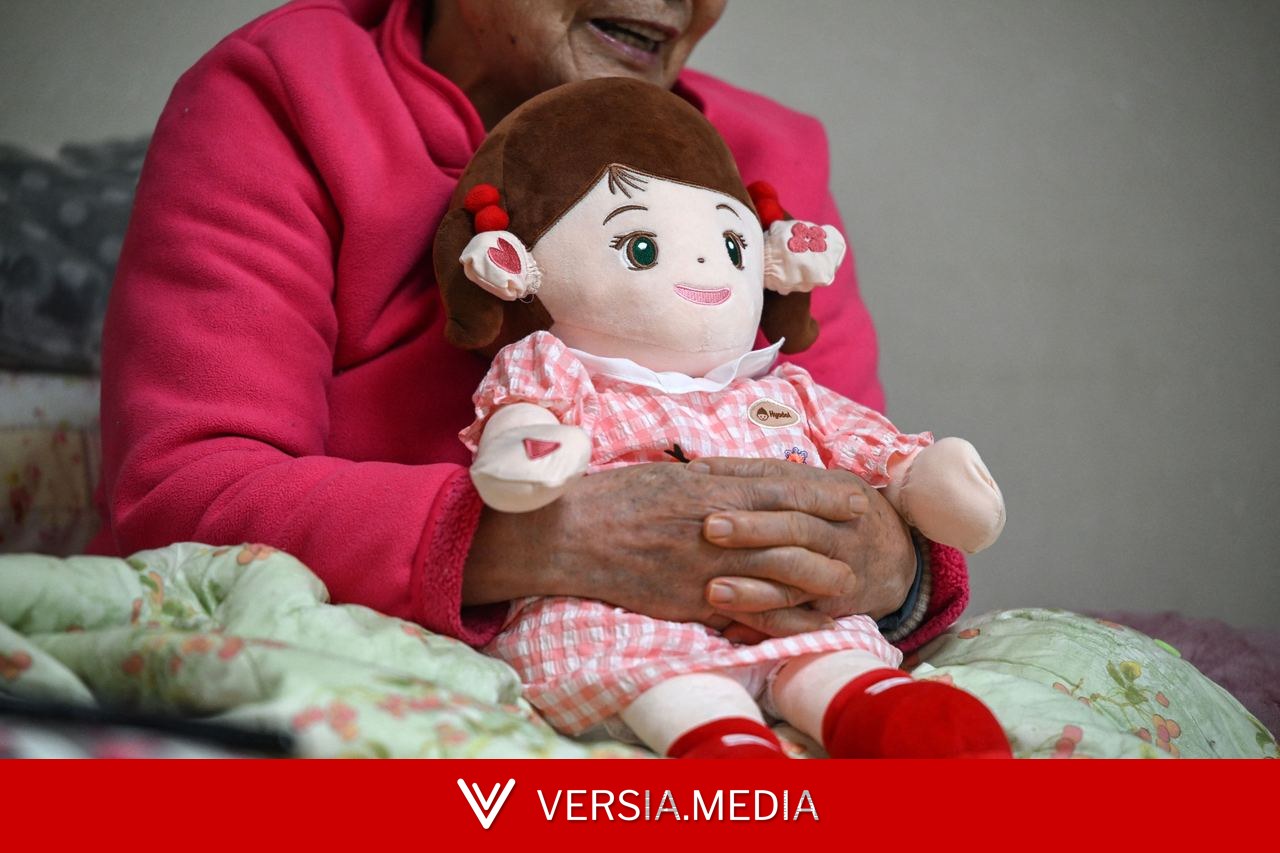 Bonecas com IA viram companhia para idosos solitários na Coreia do Sul; dispositivos oferecem apoio emocional e lembram remédios — Tech | Versia.media